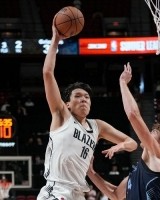 队友谈杨瀚森隔扣：这位年轻中锋的表现让整个球队为之振奋