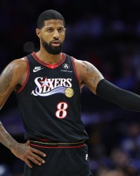 必发-无欲无求！乔治11中5拿到15分8板6助2帽 5犯规