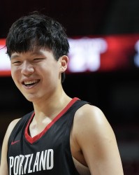 🔥在某社交网站搜索“杨瀚森”会出现“杨瀚森约基奇”下拉词条